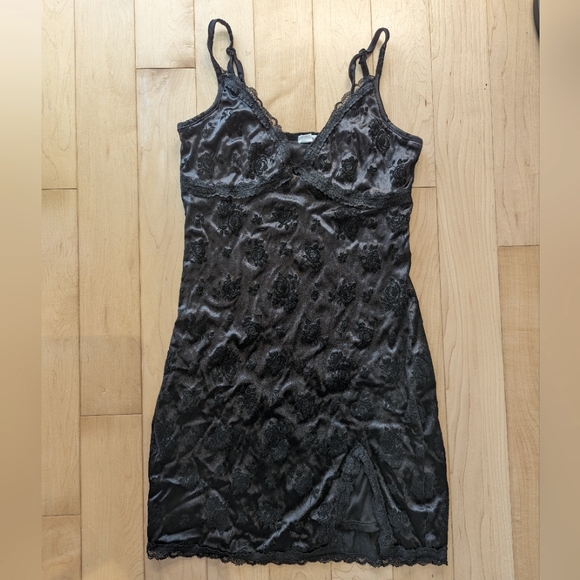 Black dress with velvet roses - Picture 1 of 3